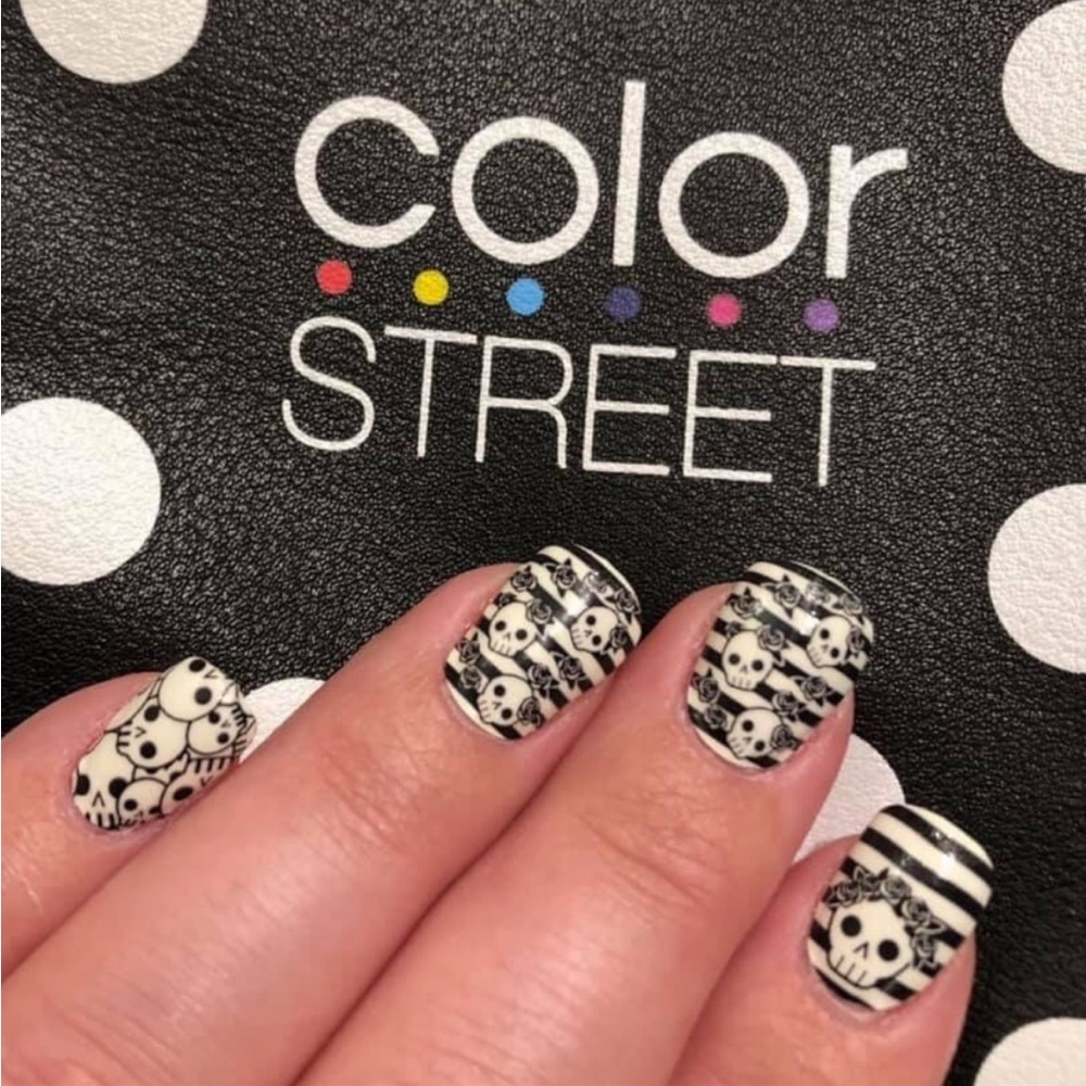 *Retired* Color Street: Literally Dead | Halloween Glow in the Dark Skulls Black - Picture 6 of 8